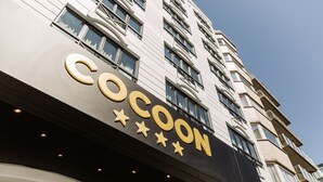 A building with a sign that reads "Cocoon." - Hotel Cocoon (Ostend)