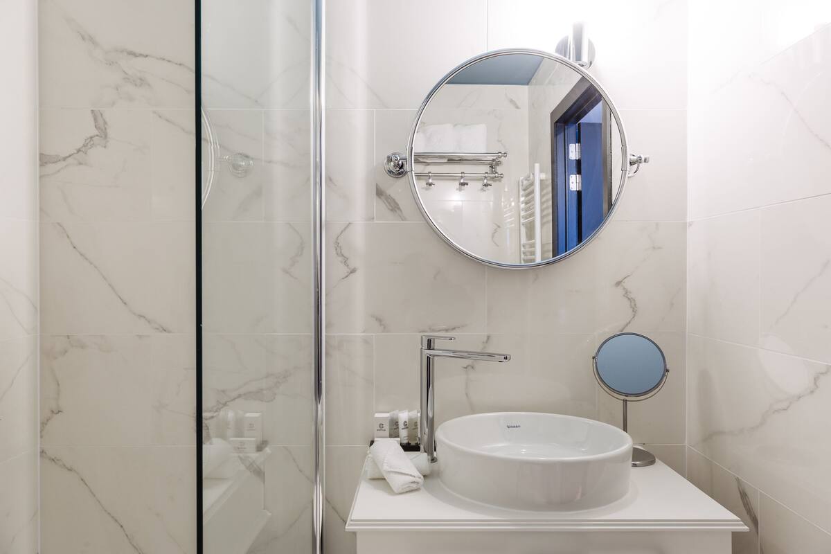 twin room, courtyard view | bathroom | shower, free toiletries, towels