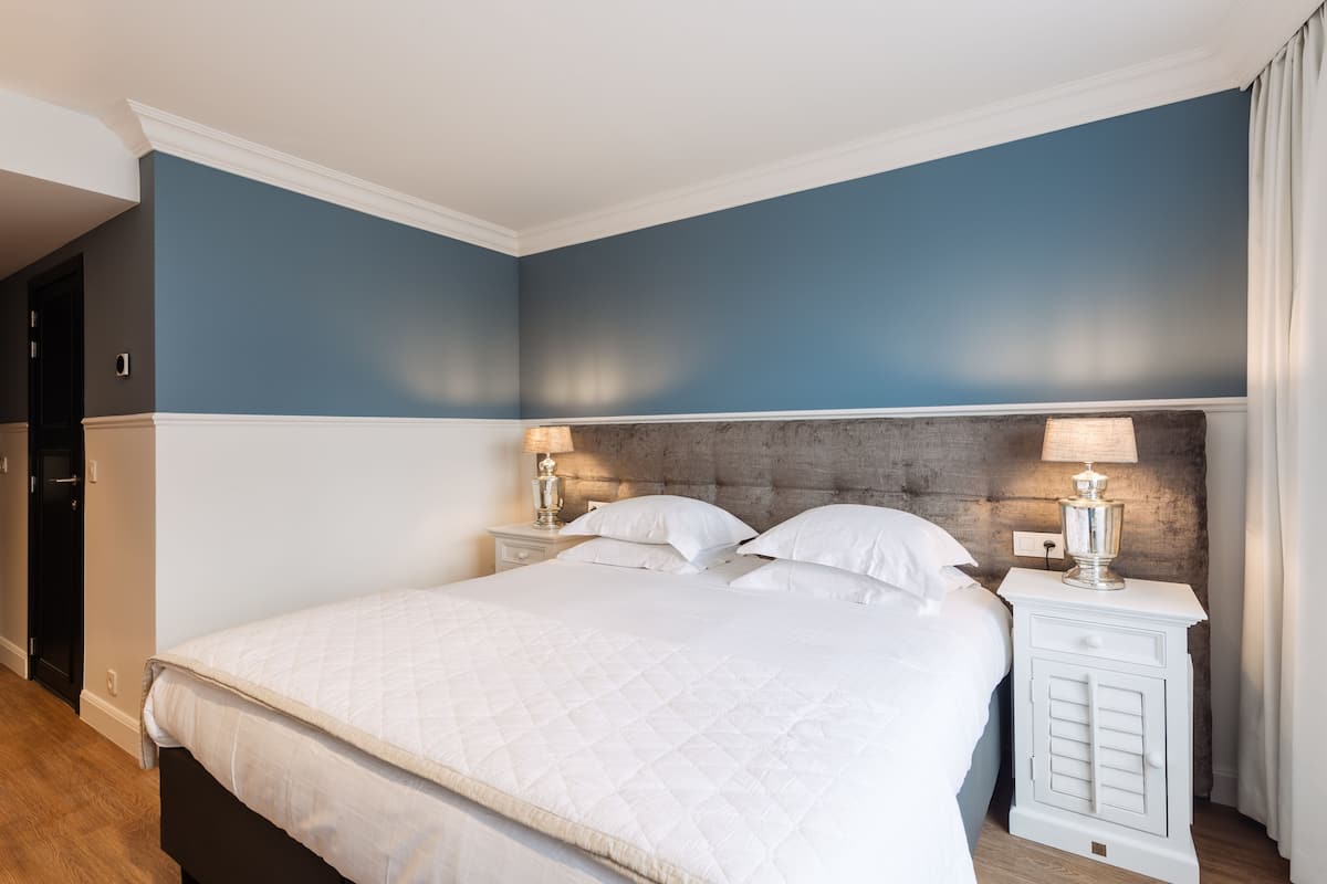 Minibar, soundproofing, WiFi (free), bed sheets