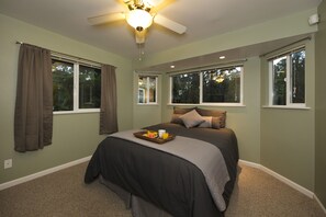 3 bedrooms, iron/ironing board, WiFi, bed sheets