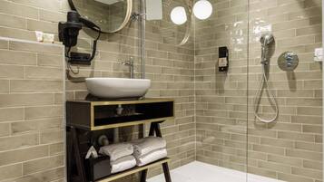 Shower, free toiletries, towels