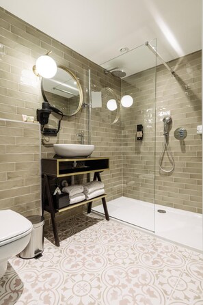 Een douche, gratis toiletartikelen, handdoeken