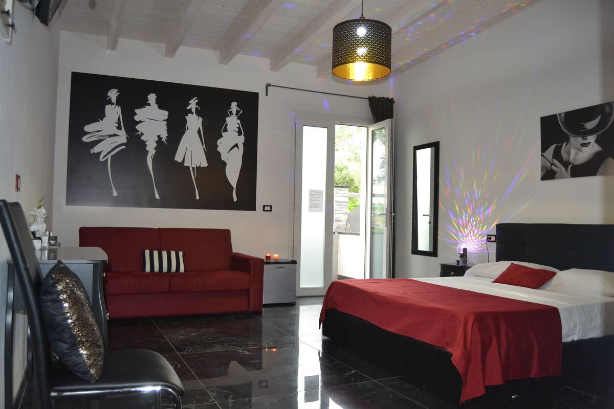 Design Quadruple Room | Down duvets, individually decorated, individually furnished, desk