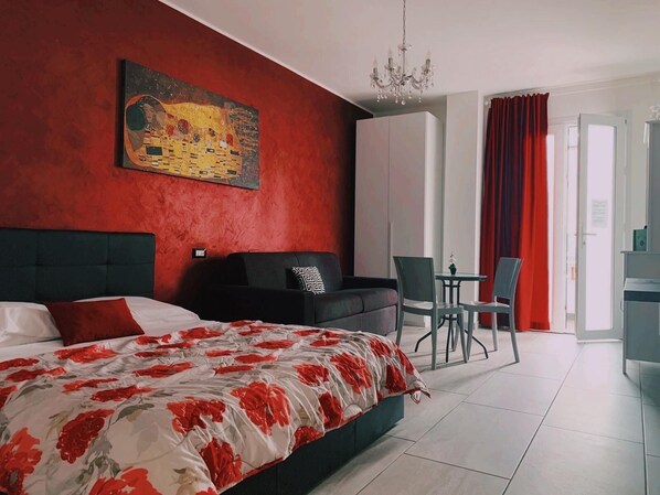 Down duvets, individually decorated, individually furnished, desk