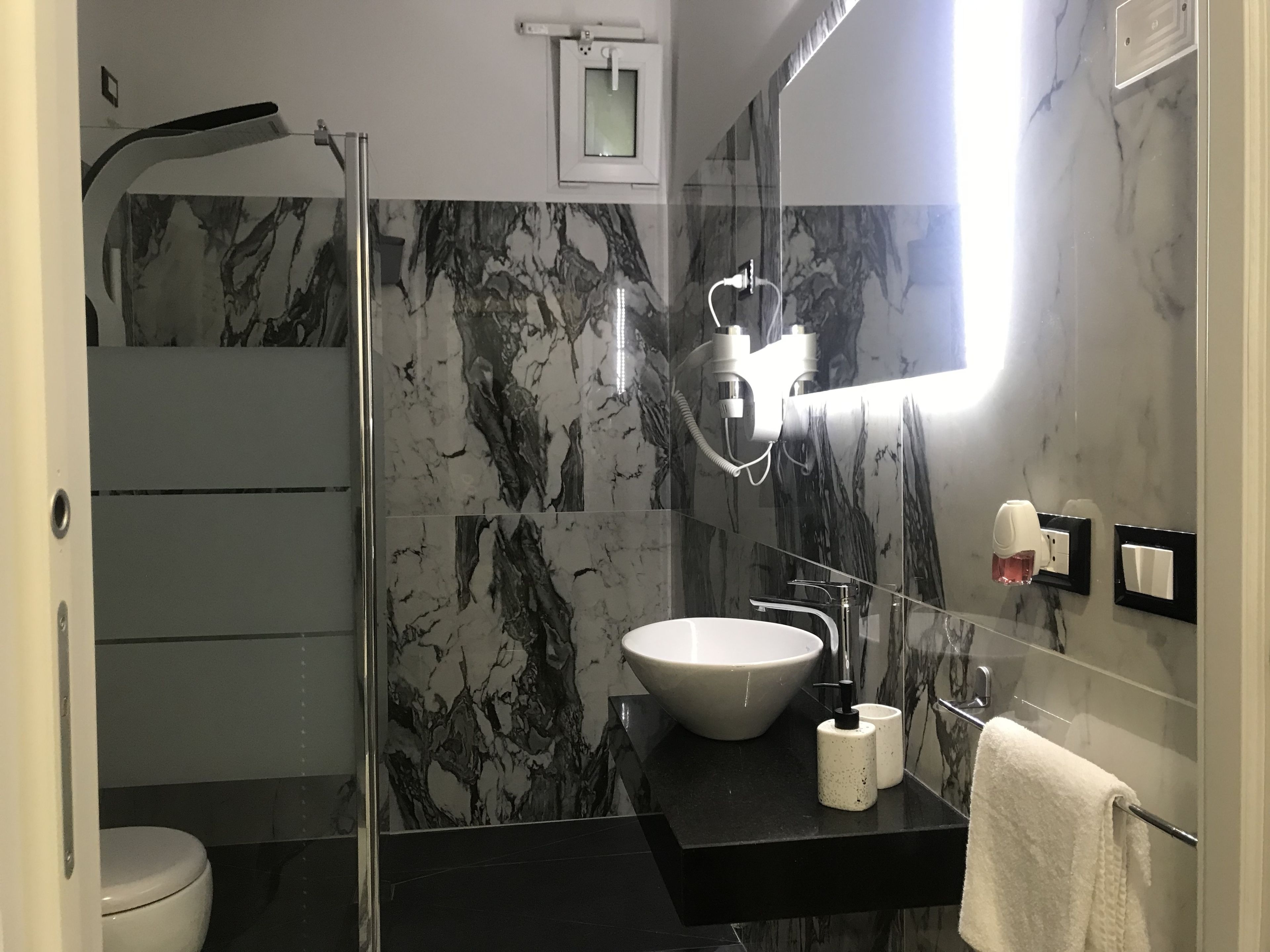 Shower, rainfall showerhead, free toiletries, hair dryer