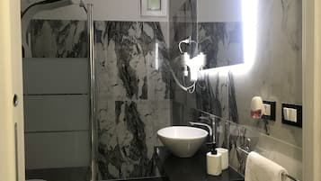 Shower, rainfall showerhead, free toiletries, hair dryer