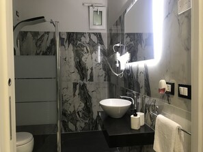 Douche, douche à « effet pluie », articles de toilette gratuits