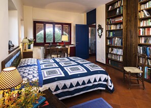 5 chambres, bureau, fer et planche à repasser, lit parapluie