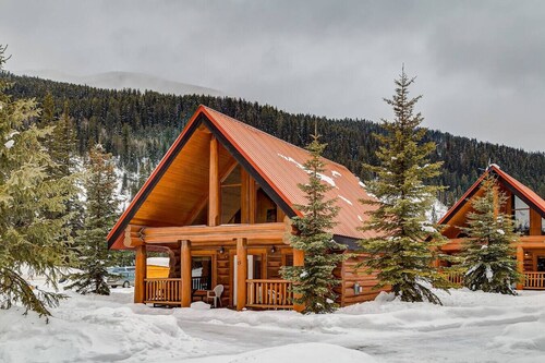 Getaway Cabin Ideal For Groups Exploring Rockies