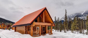 Getaway Cabin Ideal For Groups Exploring Rockies