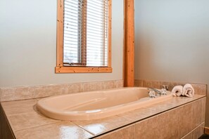 Bathtub, hair dryer, towels, soap - Getaway Cabin Ideal For Groups Exploring Rockies (Golden)