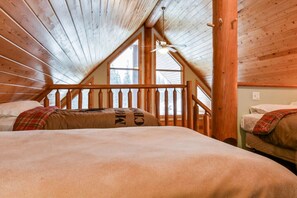 2 bedrooms, iron/ironing board, free WiFi, bed sheets - Getaway Cabin Ideal For Groups Exploring Rockies (Golden)