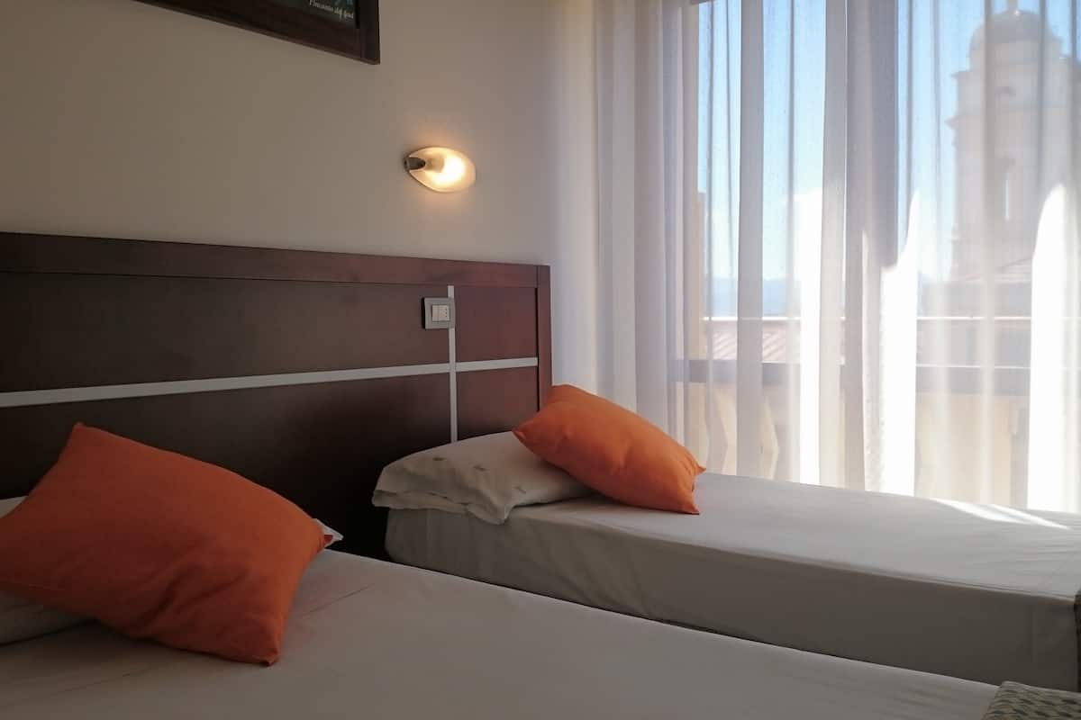 Camera Classic con letto matrimoniale o 2 letti singoli | Una scrivania, Wi-Fi gratuito