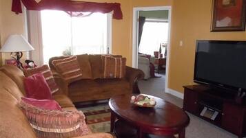 Una televisión, un reproductor de DVD, un reproductor estéreo