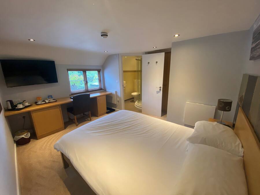 Standard Double Room | Desk, WiFi (free), bed sheets