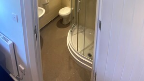 Kamar Double Standar | Kamar mandi