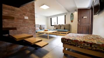 City Duplex, Multiple Beds, Non Smoking, City View | Living room