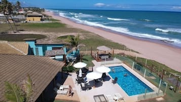 Piscina externa, funciona das 8h às 19h, espreguiçadeiras