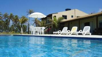 Kolam renang outdoor, dengan kursi berjemur