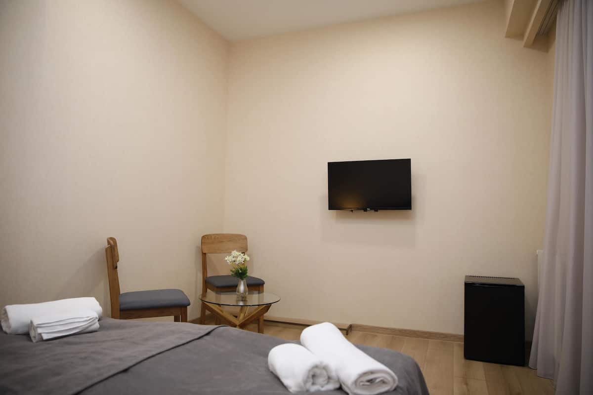 Minibar, caja de seguridad en la habitación y escritorio
