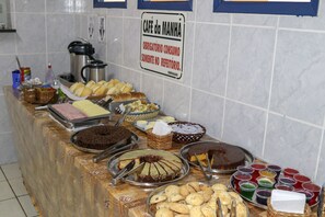Free daily buffet breakfast  - Pousada do Marcão (Ubatuba)