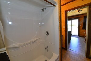 Ensemble baignoire-douche, serviettes fournies, savon