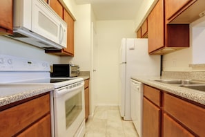 Fridge, microwave, stovetop, dishwasher
