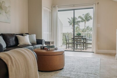 Just renovated! Best condo in Jupiter, Walk to the beach!