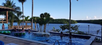 House 4 suites, gated community, maximum capacity 10 people.