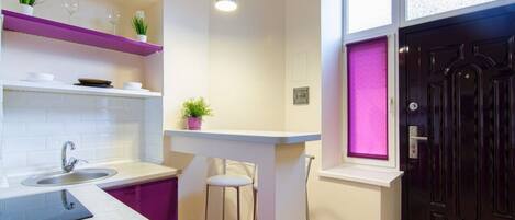 Fridge, oven, stovetop, electric kettle