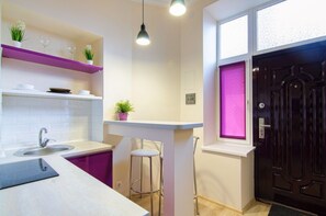 Geladeira, fogão, cooktop, chaleira elétrica