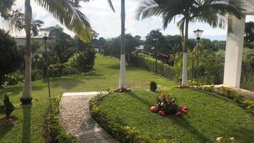 Chalet básico, varias camas, para no fumadores | Vista al jardín