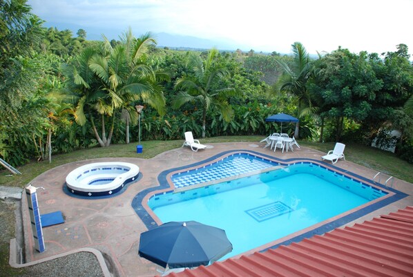 Outdoor pool, pool umbrellas, sun loungers - Finca Hotel Andaquies (Circasia)