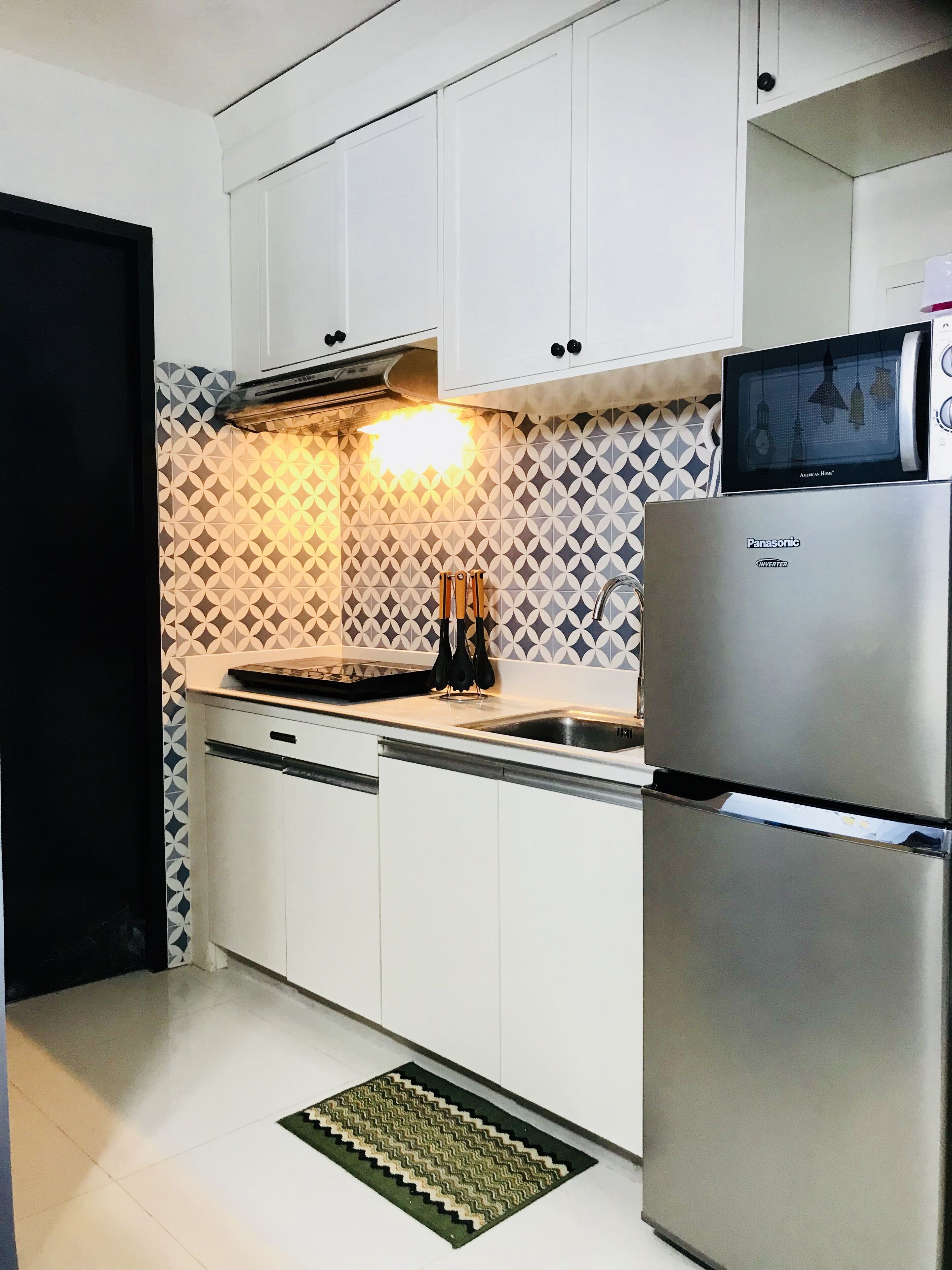 Refrigerador, microondas, parrilla de estufa y tetera eléctrica 