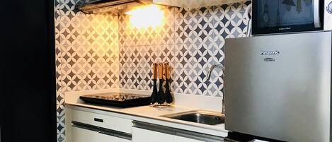 Køleskab, mikrobølgeovn, kogeplade, elkedel