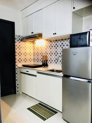 Kühlschrank, Mikrowelle, Herdplatte, Wasserkocher