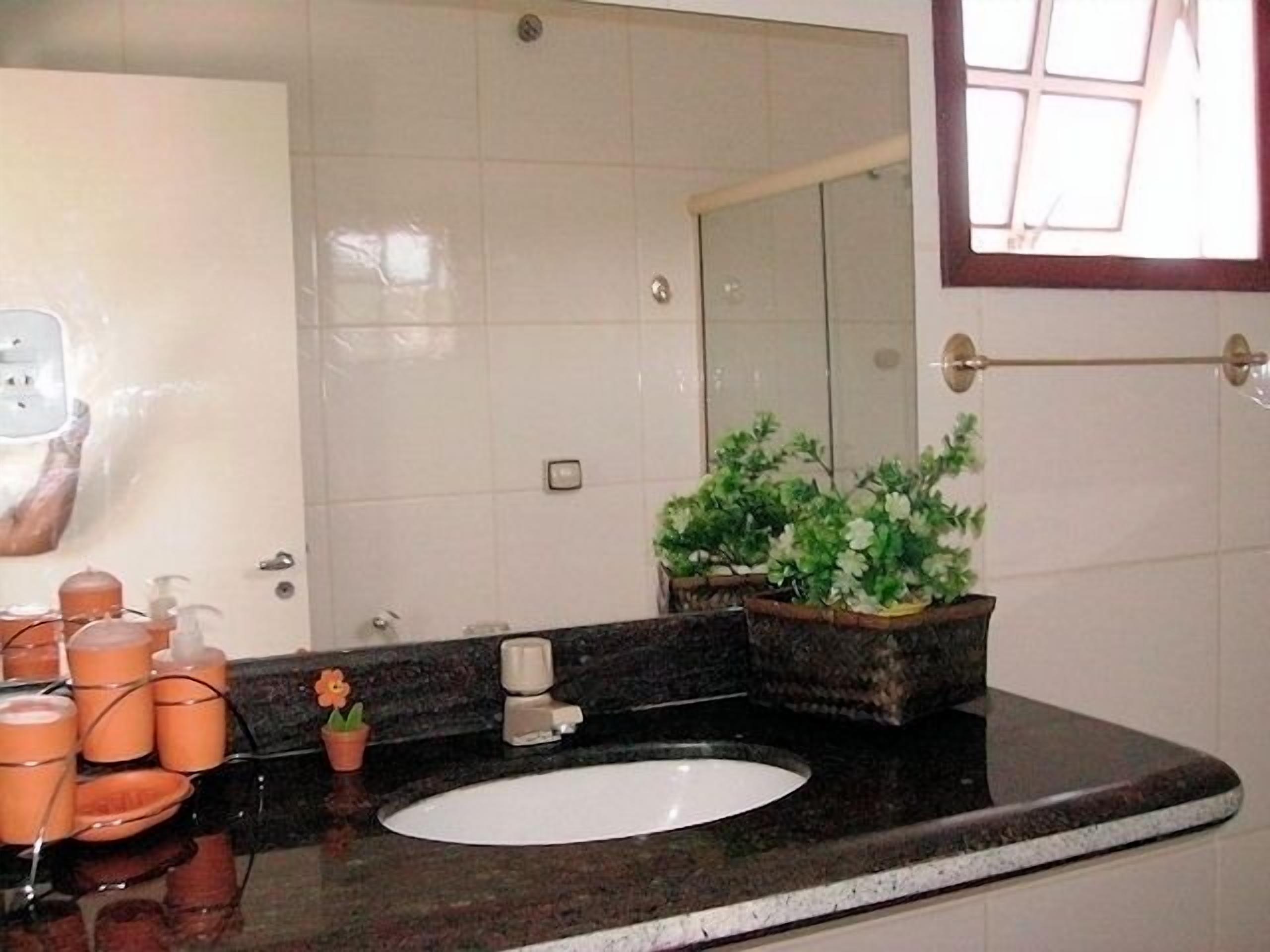 WIDE DUPLEX HOUSE WITH SWIMMING POOL, BARBECUE AND GAMING ROOM IN GERIBA HILL