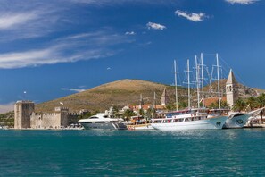 Marina - LOOK, comfy & spacious 3bdr apt in Okrug Gornji, 300m from a beach (Okrug Gornji)