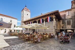 Outdoor dining - LOOK, comfy & spacious 3bdr apt in Okrug Gornji, 300m from a beach (Okrug Gornji)