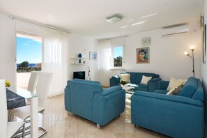 TV - LOOK, comfy & spacious 3bdr apt in Okrug Gornji, 300m from a beach (Okrug Gornji)