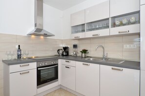 Fridge, microwave, oven, stovetop - LOOK, comfy & spacious 3bdr apt in Okrug Gornji, 300m from a beach (Okrug Gornji)