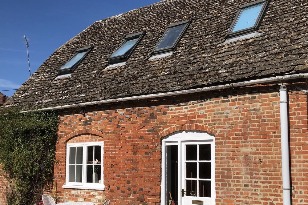 Charming self contained cottage in rural location