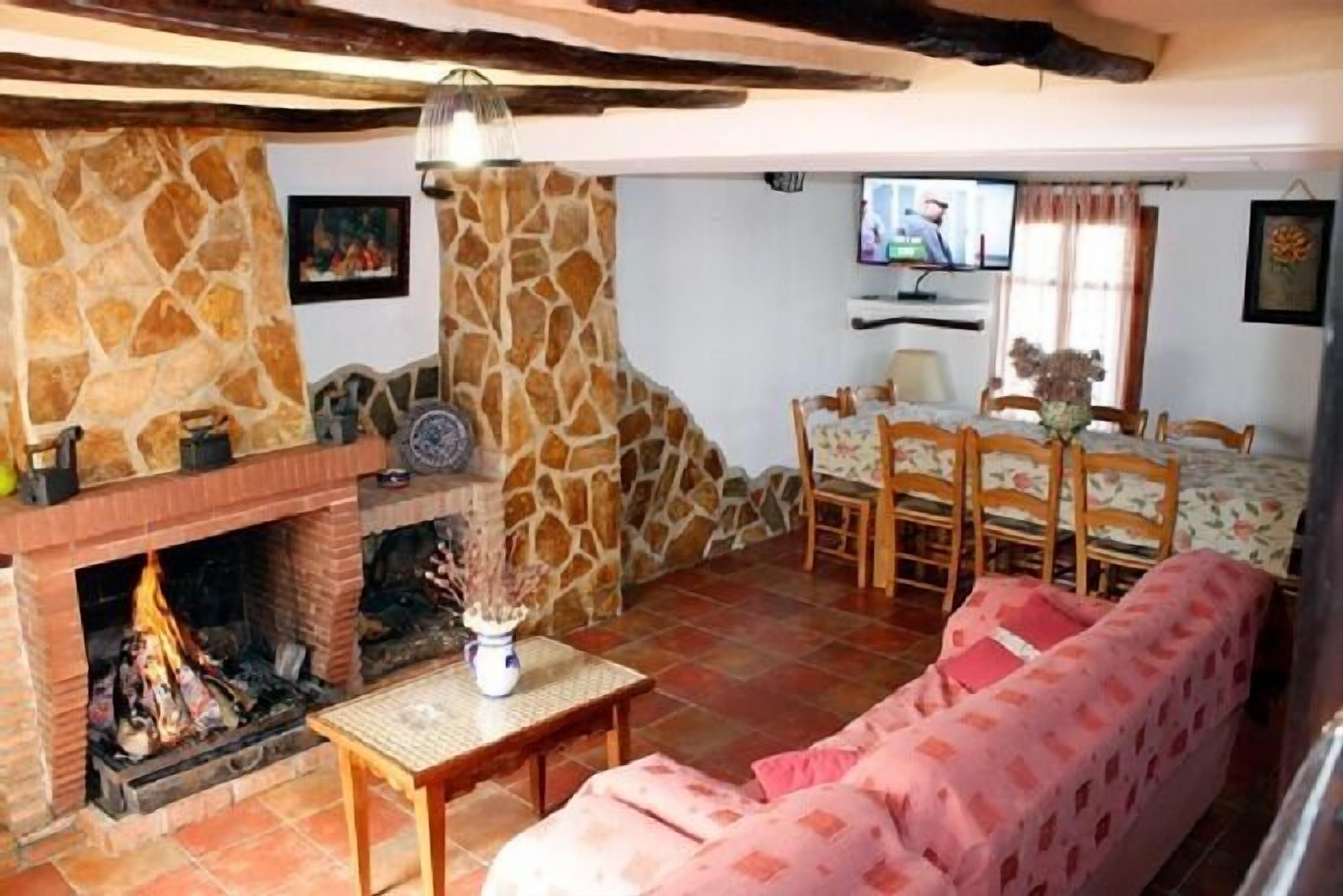 Una televisión, una chimenea, una mesa de tenis de mesa