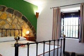 7 chambres, fer et planche à repasser, Wi-Fi, draps fournis