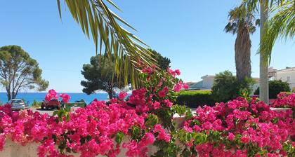 Stunning 2 Bedroom Bungalow with Private Pool in the Heart of Coral Bay.