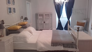 5 bedrooms, iron/ironing board, WiFi, bed sheets