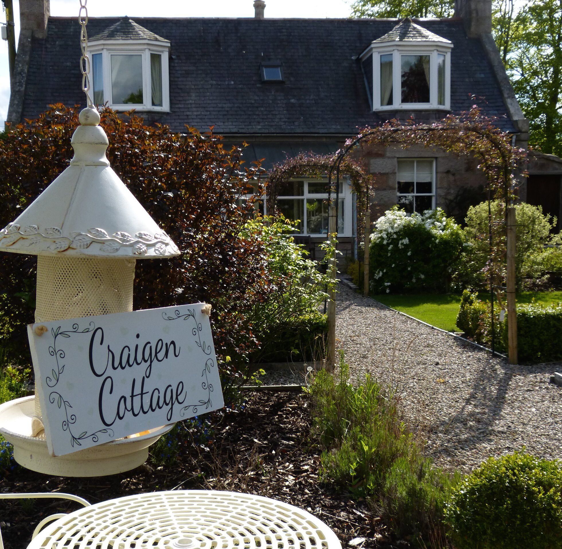 Craigen Cottage,Detached Victorian House, enclosed gardens in Ballater Village
