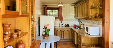 Refrigerador, microondas, cafetera y tetera y tostadora