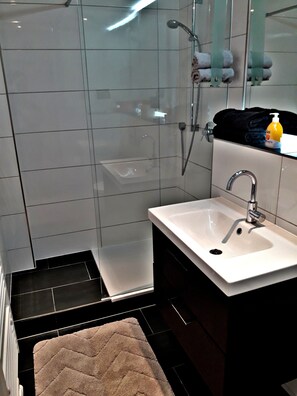 Dusche, Haartrockner, Handtücher, Seife