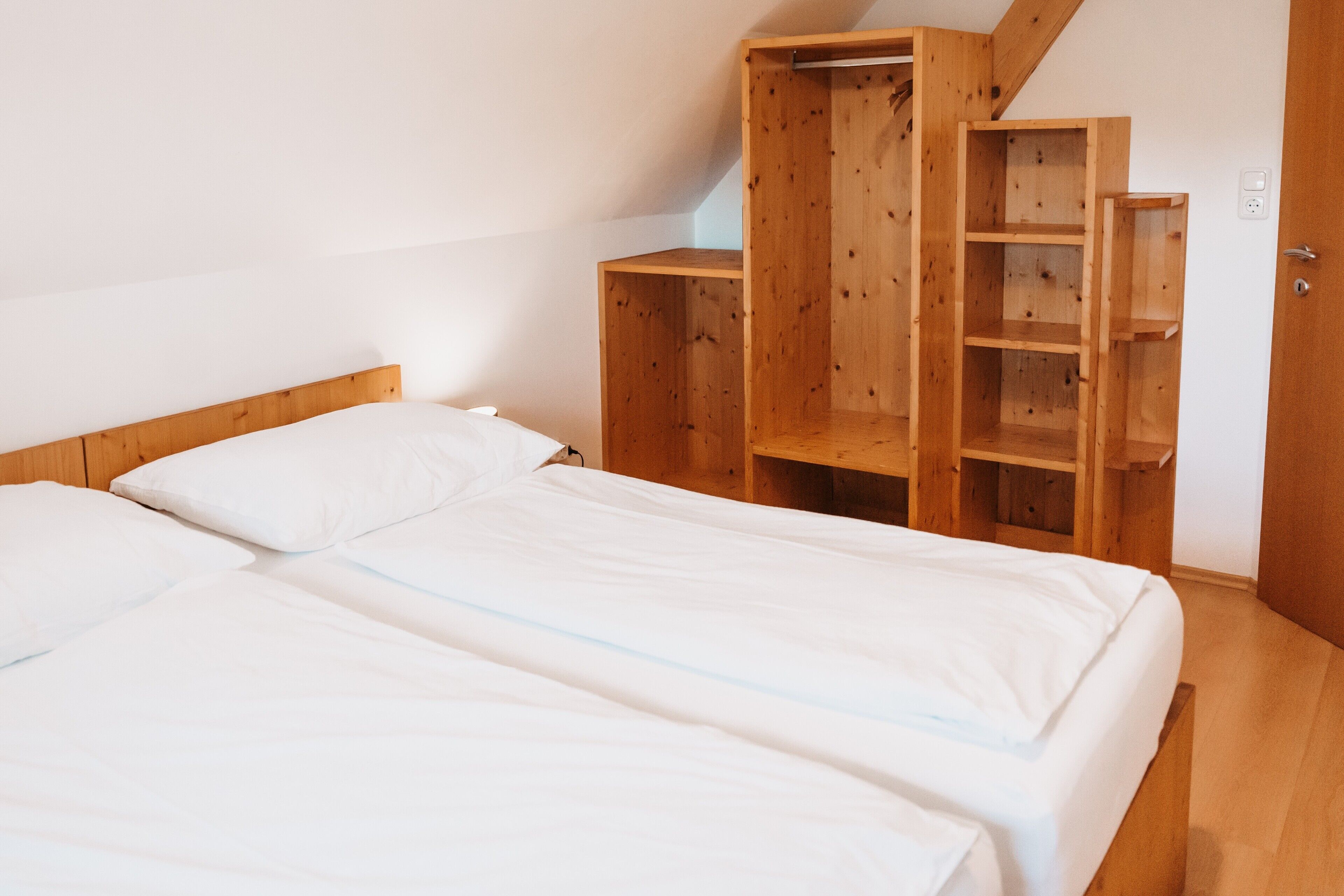 4 chambres, coffres-forts dans les chambres, fer et planche à repasser